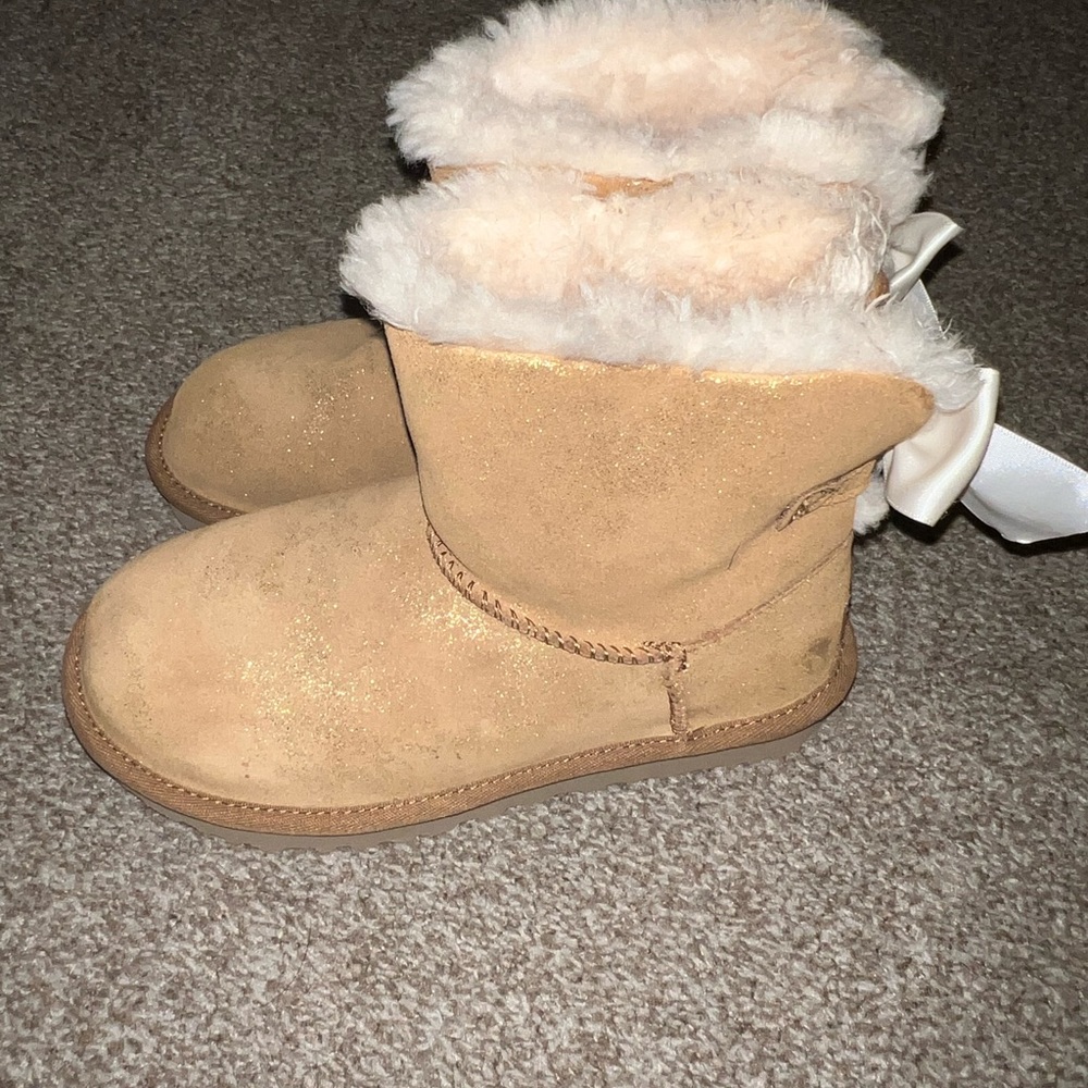 Ugg boots size 5, NWT